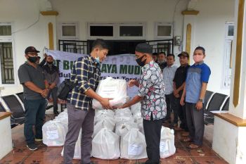 Setelah APD, PT BRM salurkan 400 paket sembako untuk warga Dharmasraya