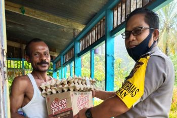 Babinkamtibmas Bripka Luis sisihkan gaji untuk sembako warga