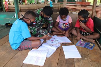 TNI berikan bimbingan belajar anak-anak di perbatasan Indonesia-PNG