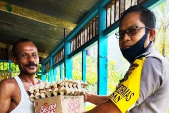 Babinkamtibmas Biak Bripka Luis Makaba sisihkan gaji untuk sembako warga