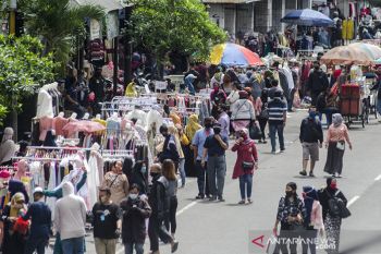 Keramaian aktivitas di pasar baru Bandung