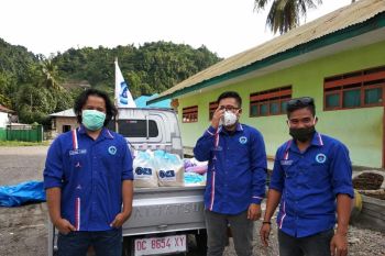 Sayap Demokrat Sulbar bagikan ratusan paket sembako di Mamuju