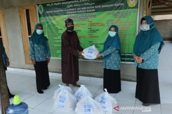 Anjangsana Ke Pondok Tahfids, PKK Kendari Serahkan 100 Paket Sembako