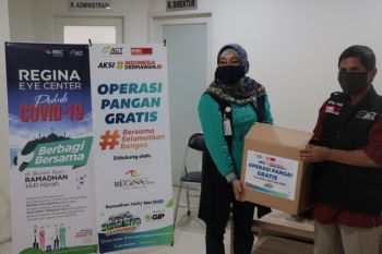 ACT Padang dan Regina Eye Center bagikan paket sembako untuk warga terdampak COVID-19