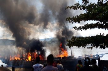 Polres Mamberamo Raya tangani kebakaran kapal angkut BBM di Burmeso