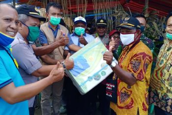 Dinas Tanaman Pangan Jayapura serahkan bantuan 'handsprayer' kepada warga