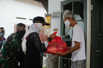 Lurah Mataram Barat menyalurkan 267 sembako bagi warga tidak dapat JPS
