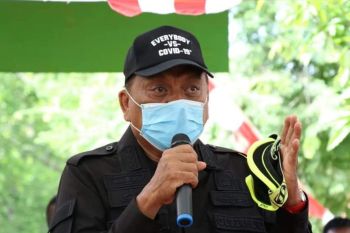 Gubernur  bagikan 3.109 paket bahan pokok di lima pulau