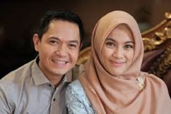 Jelang Lebaran, Dude Harlino dan keluarga cari tata cara salat Ied di rumah