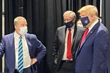 Akhirnya Donald Trump mau pakai masker untuk pertama kalinya