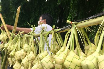 Selongsong ketupat sepi pembeli