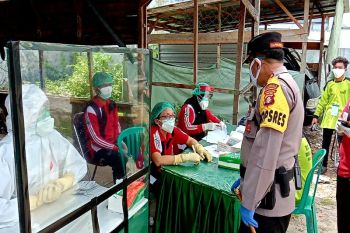 Tim gugus tugas 'rapid test' warga di kawasan pasar besar