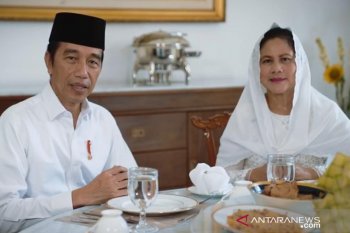 Jokowi, First Lady Iriana extend "Happy Idul Fitri" greetings