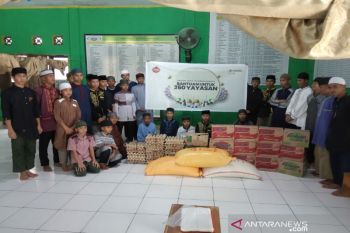 Jelang Idul Fitri, PT Telkomsel Kendari salurkan bantuan CSR sembako