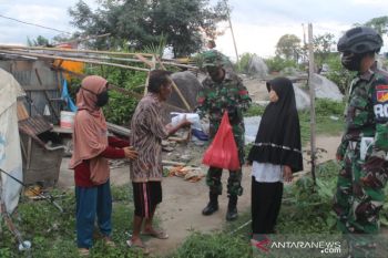 TNI gelar bhakti sosial bantu warga terdampak COVID-19