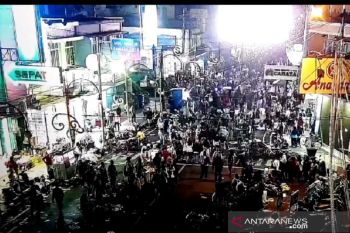 Warga Kabupaten Garut memenuhi jalan-jalan saat malam Lebaran