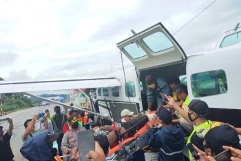 Seorang petugas kesehatan yang jadi korban KKB di Wandai dievakuasi ke Nabire