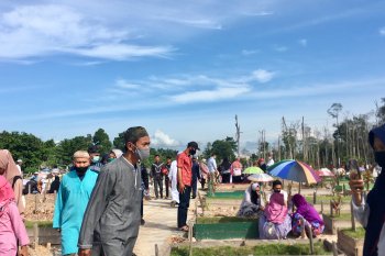 Peziarah padati taman pemakaman Temiang Batam
