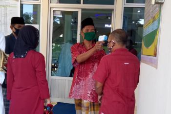 Jamaah Masjid Raya Pasar Lama Lubukbasung Agam cek suhu sebelum Shalat Id