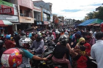 Setelah terjadi penumpukan pengunjung, Pemkab Lebak tutup pusat perbelanjaan Rabinza