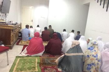 Pejabat dan masyarakat sebagian besar Shalat Id di rumah