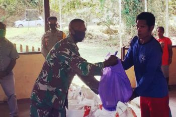 Babinsa-Bhabinkamibmas Biak awasi pembagian sembako warga