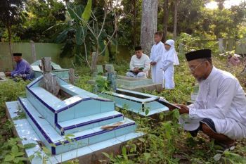 Peziarah tetap padati kuburan Mamuju di tengah COVID-19