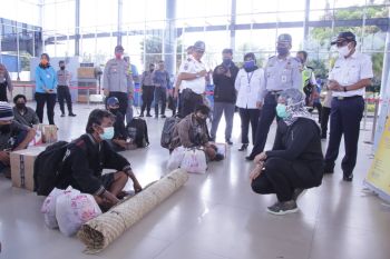 Petugas di Posko Pelabuhan Bakauheni periksa kelengkapan surat calon penumpang