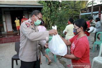 Wakapolda NTT bagi puluhan paket sembako kepada warga