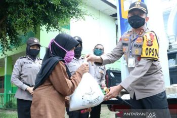 Polda Sumsel bagikan paket obat herbal ke panti asuhan