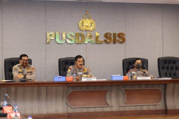 Polri: Aparat siaga di lokasi keramaian edukasi warga patuhi protokol kesehatan di masa kenormalan baru