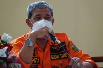 Bupati Lampung Tengah salurkan bantuan tambahan modal kepada 110 pedagang