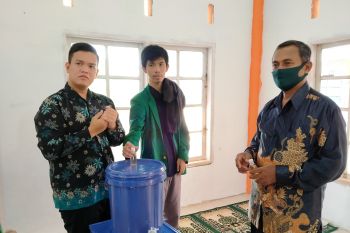 Mahasiswa KKN Tematik Universitas Andalas Padang produksi hand sanitizer dari daun sirih