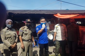 Antispasi COVID-19, pedagang-pembeli di Pasar Muaro Kiawai Pasbar dihimbau pakai masker (Video)