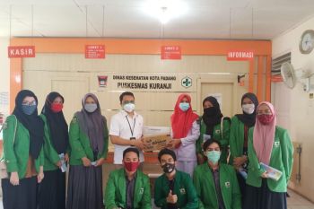 Mahasiswa FK Unand bagikan APD untuk puskesmas di Padang