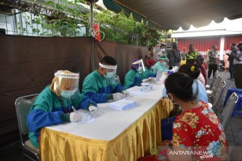 Seorang balita tertular COVID-19 dari orang tuanya