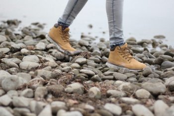 Jaga sepatu agar tak jadi media penularan corona