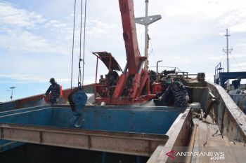 Cegah COVID-19, Lanal Ranai semprotkan disinfektan ke kapal kargo