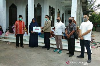 Pegawai OJK Kalteng sisihkan gaji bantu panti asuhan dan pondok pesantren