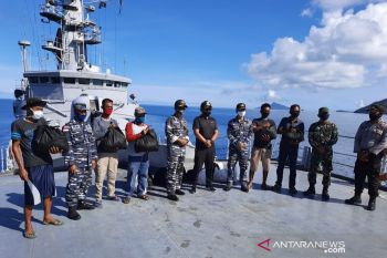 KRI Yos Sudarso berbagi sembako di Kepulauan Natuna