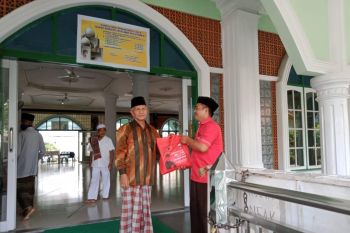 PDIP Sumbar bagikan 500 paket lebaran untuk dai