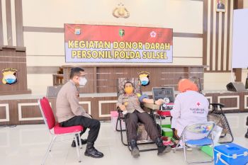 Polda Sulsel donorkan darah bantu kebutuhan stok PMI