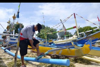 Nelayan tidak melaut karena gelombang tinggi