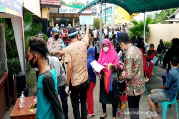 Warga Kotim datangi bank berharap ikut dapat bantuan