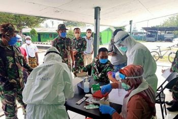 Prajurit Kodim 1702/Jayawijaya ikuti pemeriksaan rapid test cegah COVID-19