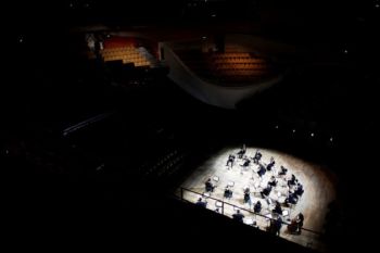 Konser era wabah COVID-19, orkestra Paris tampil di sebuah auditorium kosong