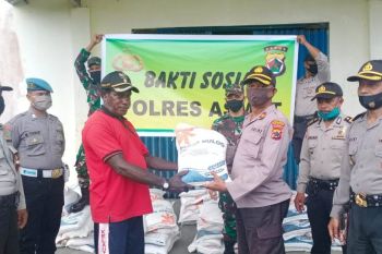 Polres Asmat salurkan beras peduli COVID-19 dari Kapolri ke warga terdampak corona