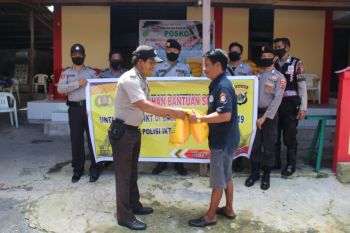 Komunitas Polisi Toraja Polres Biak berikan bantuan sembako warga terdampak COVID-19