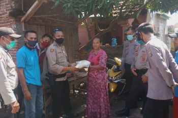 Kapolsek Woja serahkan bantuan sosial beras kepada warga Desa Bara