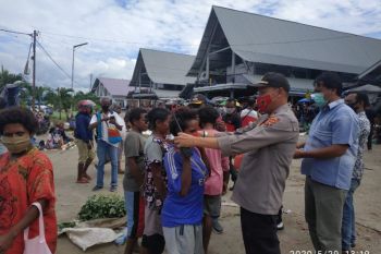 Polsek Sentani Jayapura imbau pedagang-pembeli di pasar gunakan masker